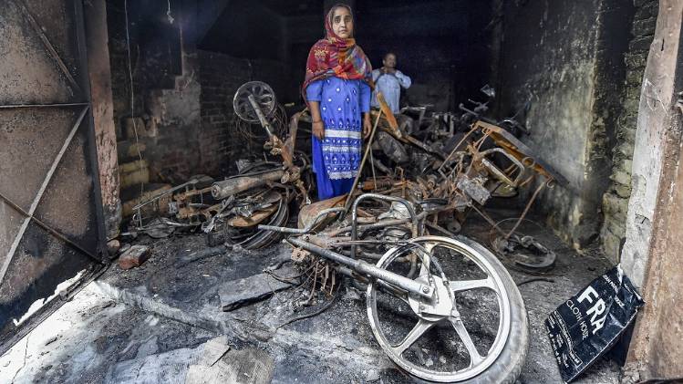 दिल्ली हिंसा के बाद की तस्वीर (फोटो-PTI)