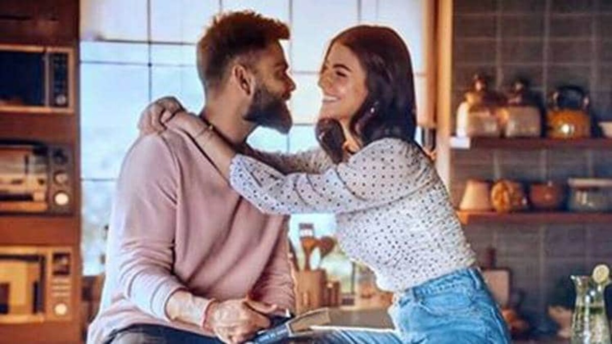 विराट कोहली के लिए अनुष्का ने मंगवाए छोले-भटूरे, वायरल हुआ ये वीडियो - virat kohli and anushka sharma advertisement is going viral on social media amidst national lockdown tmov - AajTak