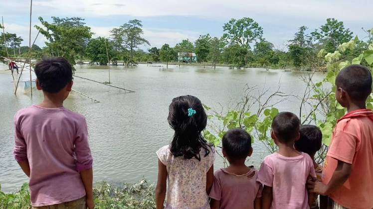 बोकाघाट में टापू में तब्दील हुए गांव