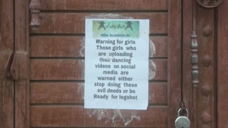 किश्तवाड़ में लगाए गए हिदायत भरे पोस्टर 