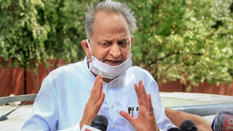 हाई कोर्ट के फैसले पर हर किसी की नजर (फोटो: अशोक गहलोत, PTI)