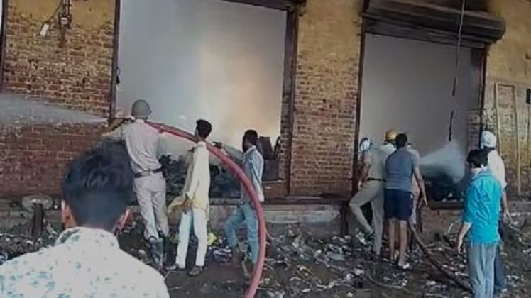 आग पर काबू पाती फायर ब्रिगेड की टीम