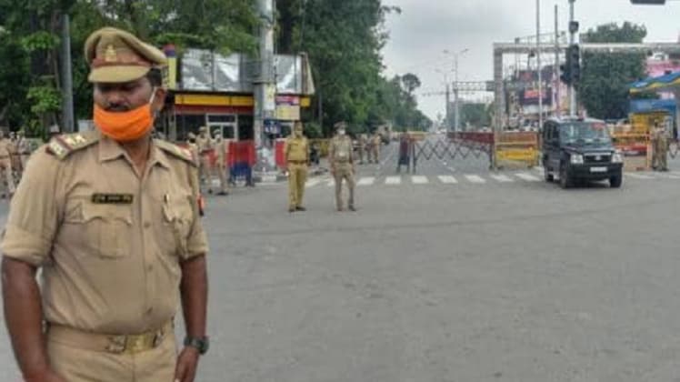 घटनास्थल पर यूपी पुलिस