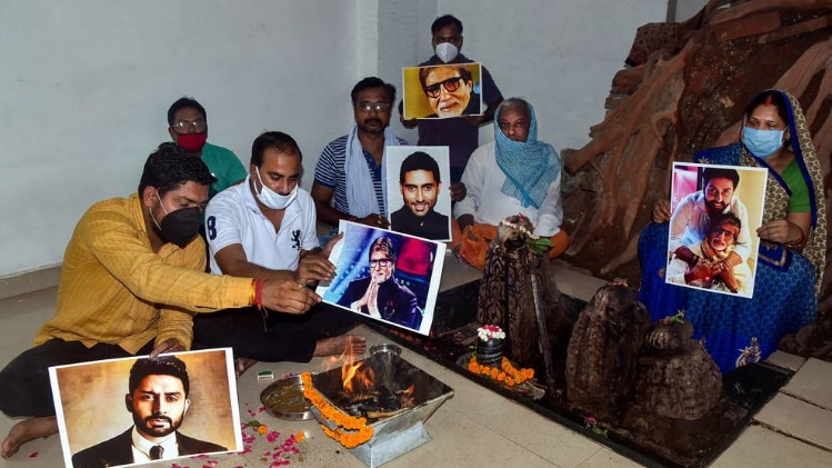 वाराणसी में अमिताभ बच्चन की सेहत के लिए हवन करता एक परिवार (फोटो- पीटीआई)