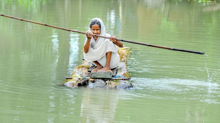 बाढ़ की वजह से जनजीवन हुआ प्रभावित (फोट: PTI)