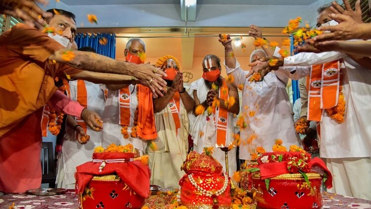 अहमदाबाद में राम मंदिर के लिए पूजा करते संत (फोटो-PTI)