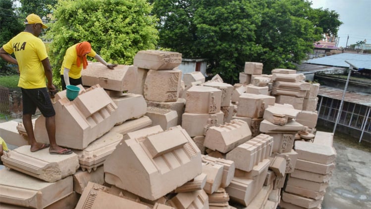 राम मंदिर निर्माण के लिए पत्थरों की सफाई जारी (फोटो-PTI)