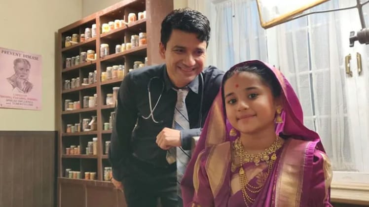 औरा भटनागर अपने पिता के साथ