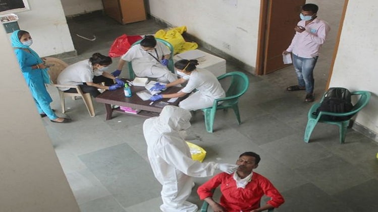 कोरोना संक्रमितों की तेजी से बढ़ती रफ़्तार को रोकने के लिए कई जिलों में लॉकडाउन (फाइल फोटो-PTI)