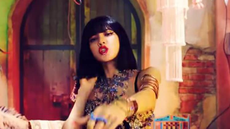 ब्लैकपिंक के सॉन्ग हाऊ यू लाइक दैट से एक स्टिल