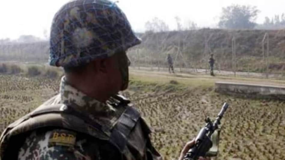 J-K: संदिग्ध परिस्थितियों में गोली लगने से बॉर्डर पर तैनात BSF जवान गंभीर रूप से घायल - a bsf jawan deployed at a border outpost in kathua jammu kashmir - AajTak