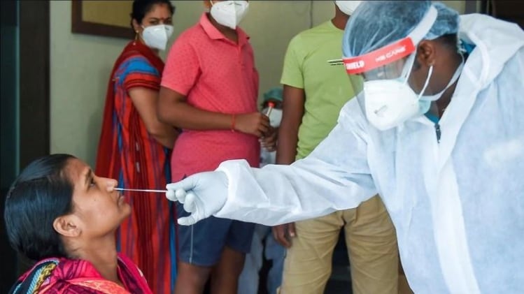 कोरोना के तेजी से बढ़ रहे हैं मामले (फाइल फोटो)