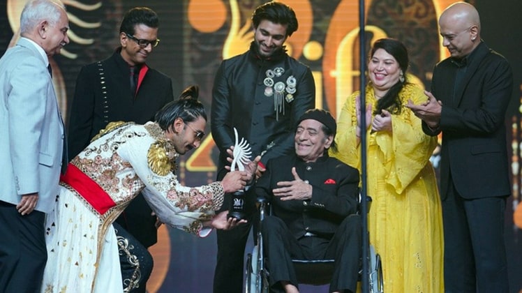 IIFA अवॉर्ड लेते हुए एक्टर जगदीप