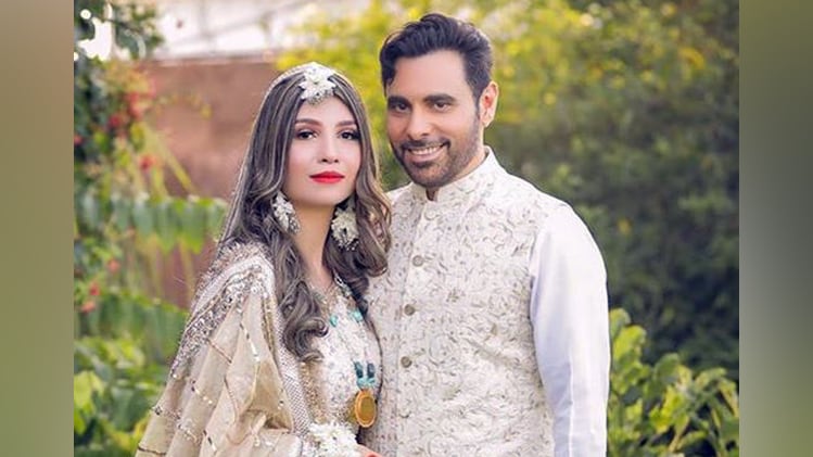 हारून राशिद अपनी पत्नी के साथ सोर्स इंस्टाग्राम 