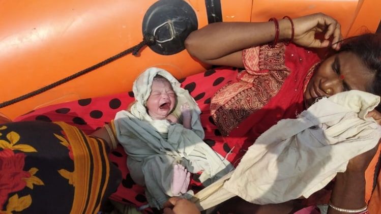 रेस्क्यू बोट में महिला ने बच्ची को दिया जन्म