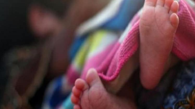 मजदूर ने आर्थिक तंगी में 4 महीने की बच्ची को बेचा (सांकेतिक तस्वीर)
