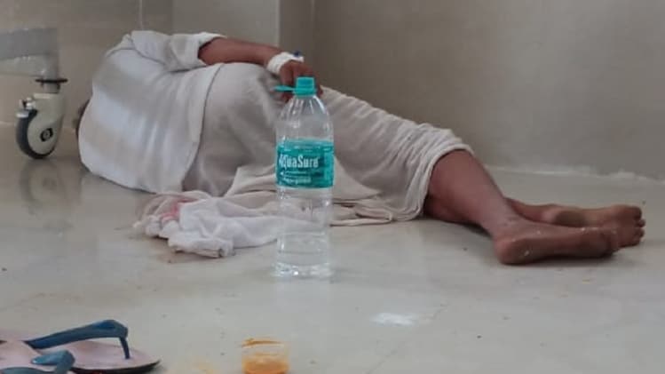 बेड से गिरा कोरोना मरीज