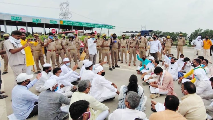 मिर्जापुर टोल प्लाजा पर कांग्रेसियों ने किया प्रदर्शन (फोटो साभार: यूपी कांग्रेस)