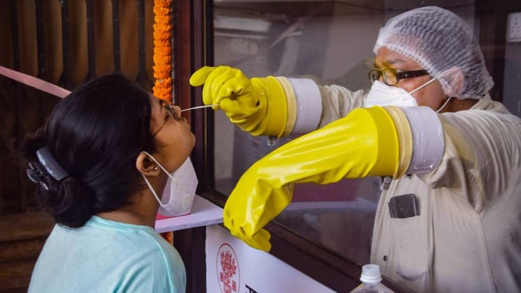 पटना में एक युवती का सैंपल लेते स्वास्थ्यकर्मी (फोटो-पीटीआई)