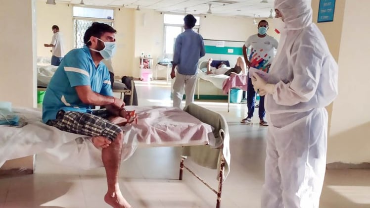 यूपी में कोरोना से निपटने की जंग लगातार जारी है  (फाइल फोटो: PTI)