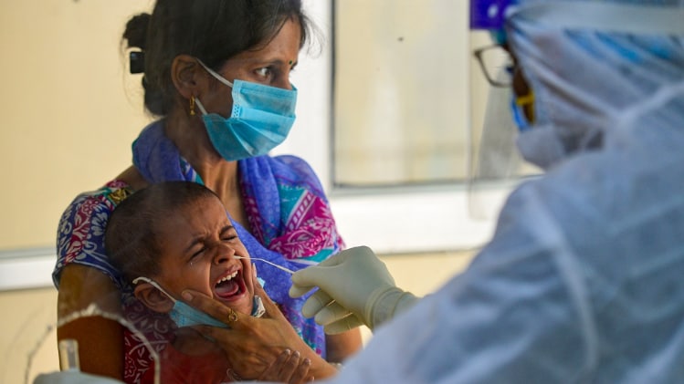 बच्चे का कराया जा रहा कोरोना टेस्ट (फोटो-PTI)