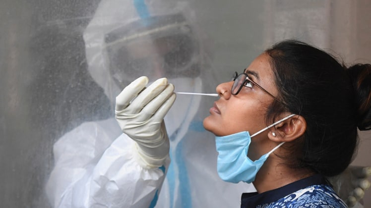 कोरोना वायरस की टेस्टिंग (फाइल फोटो-PTI)