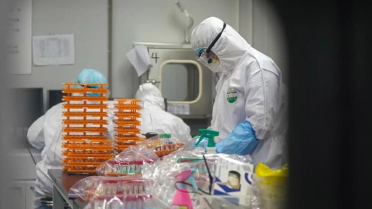 देश में लगातार बढ़ रहे हैं कोरोना वायरस के मामले (फोटो: PTI)