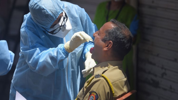 कोरोना वायरस की टेस्टिंग (फाइल फोटो-PTI)