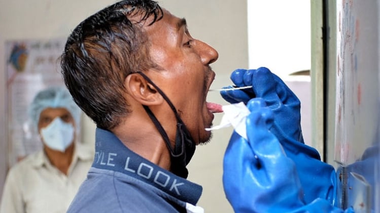 बिहार में कोरोना टेस्टिंग के लिए सैंपल देता एक शख्स (फोटो- सैयद मोहसिन खान)