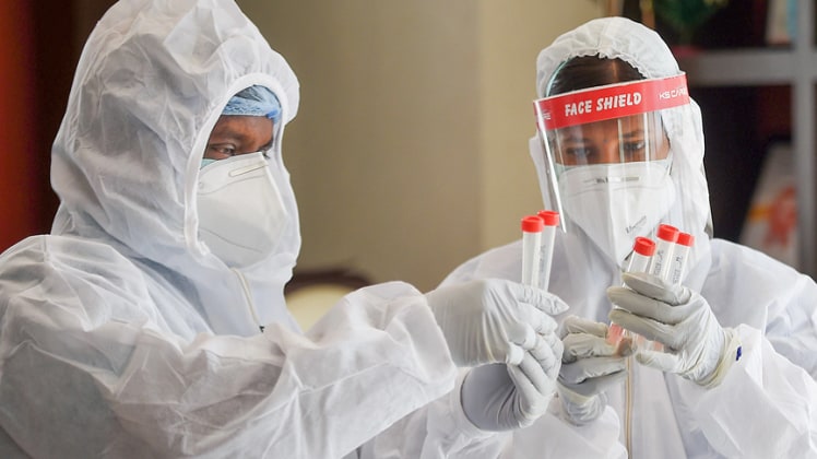 कोरोना वायरस की टेस्टिंग (फाइल फोटो-PTI)