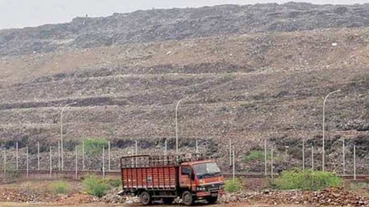 साइड से छोटा हुआ सबसे बड़े कूड़े का पहाड़ (फाइल फोटो)