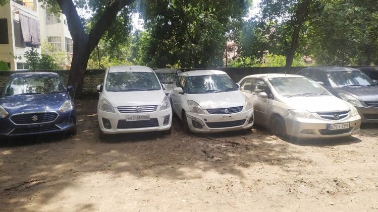 पुलिस ने चोरी की 10 कारें भी बरामद कीं (फोटो: Aajtak)