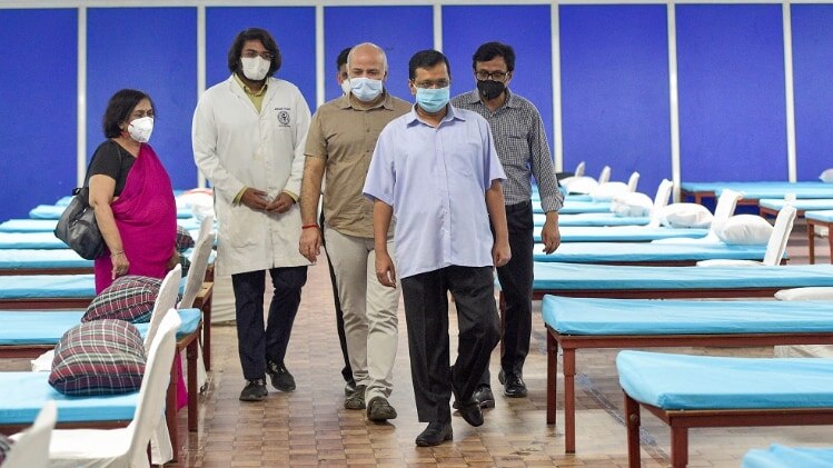 कोविड सेंटर का दौरा करते सीएम अरविंद केजरीवाल (तस्वीर-PTI)