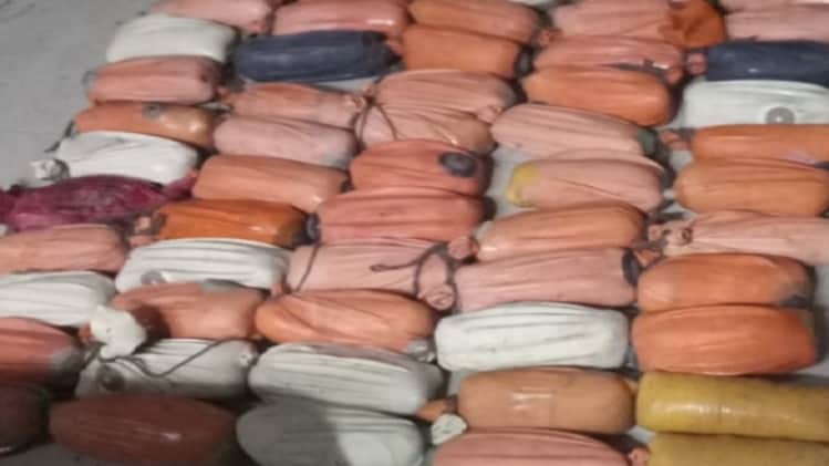 रावी नदी से बरामद पैकेट (फोटो-एएनआई)