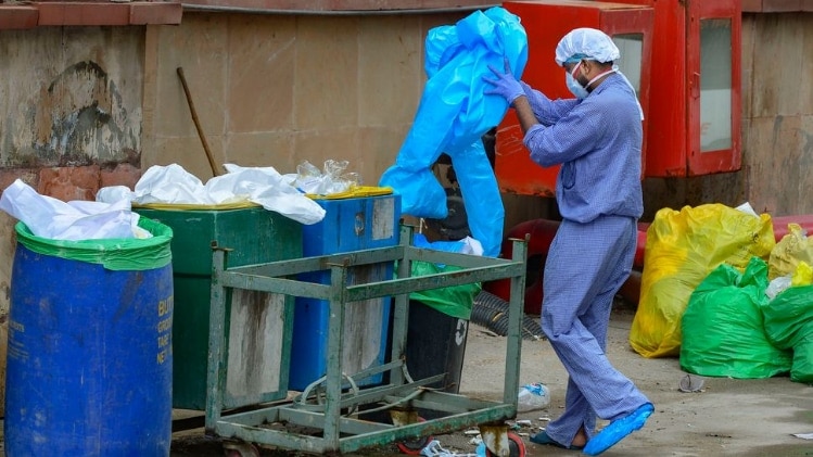 नोएडा में रहने वालों को एक अगस्त से घर में तीन तरह के डस्टबिन रखने होंगे (फाइल फोटो-PTI)