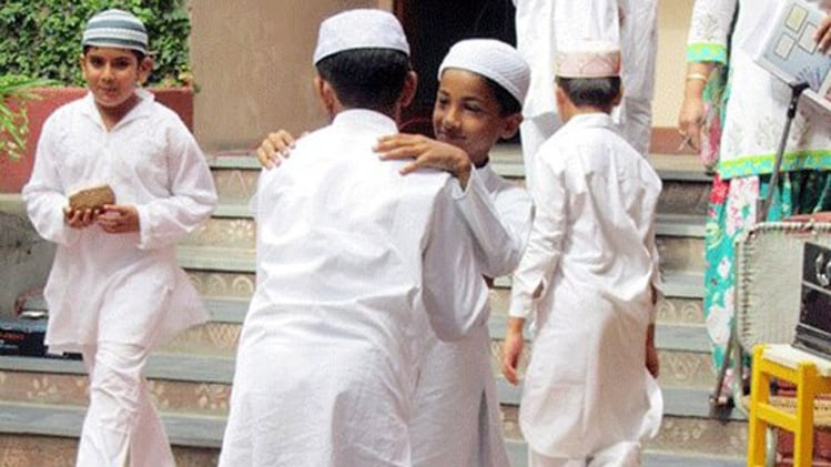 नमाज के बाद गले मिलते मुस्लिम बच्चे (फाइल फोटो)