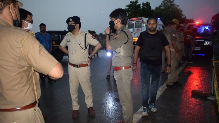 एनकाउंटर साइट पर मौजूद पुलिस टीम