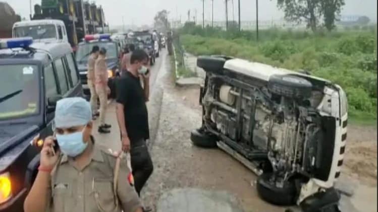 कोरोना वायरस की चेकिंग के नाम पर मीडिया को रोका (फोटो-PTI)