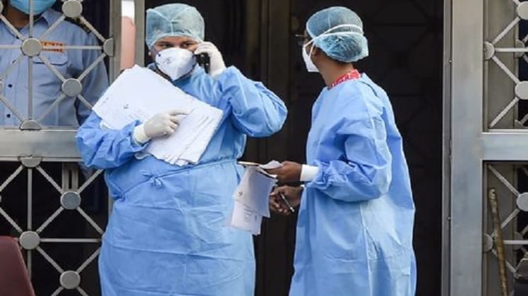 देश में कोरोना मरीजों संख्या 9 लाख के पार पहुंच चुकी है (फाइल फोटो)