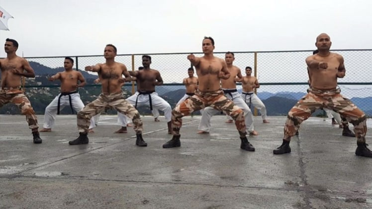 मसूरी में दी जा रही मार्शल आर्ट की ट्रेनिंग