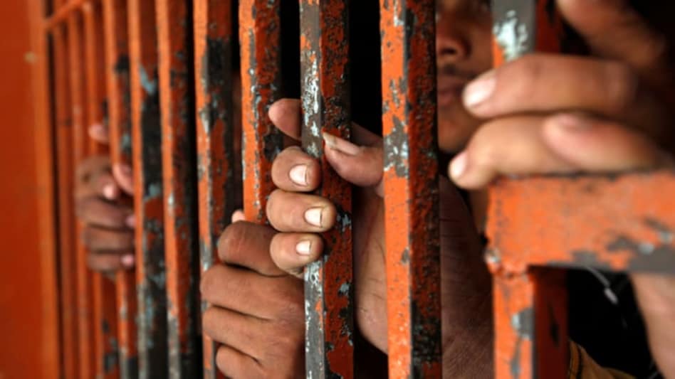 UP: बलिया जिला जेल में कैदियों की मारपीट का वीडियो वायरल, 4 सस्पेंड - ballia district jail video of prisoners beating goes viral 4 suspended including deputy jailor - AajTak