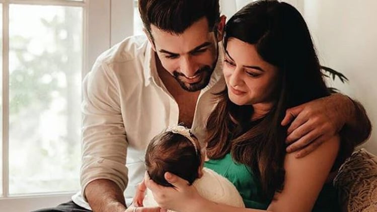 पत्नी-बेटी संग जय