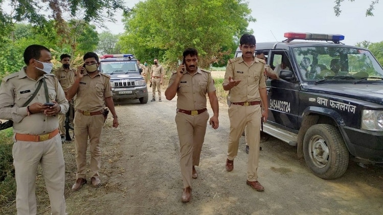 बिकरू गांव में पुलिस टीम (फाइल फोटो-PTI)