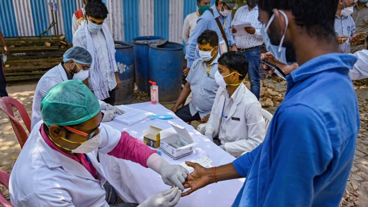 कोरोना वायरस की टेस्टिंग (फाइल फोटो-PTI)