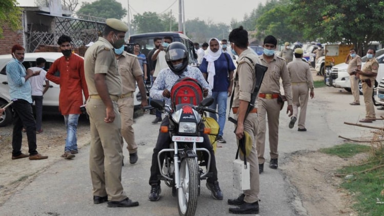 कानपुर एनकाउंटर के बाद जांच पड़ताल में जुटी पुलिस (फोटो-PTI)