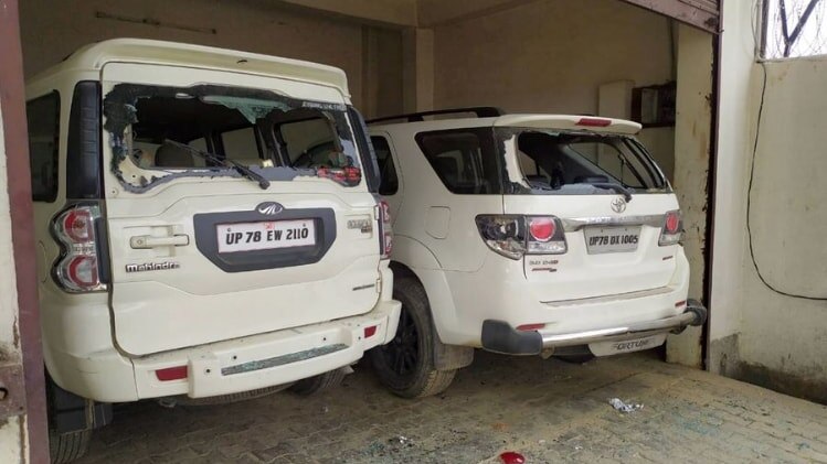 कानपुर में विकास दुबे के घर से बरामद लग्जरी कारें (फोटो-पीटीआई)