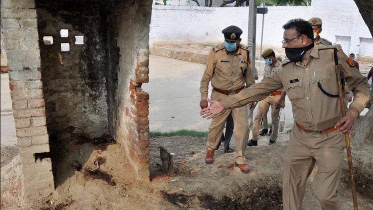 कानपुर के बिखारु गांव में घटनास्थल पर पुलिस (फोटो-पीटीआई)
