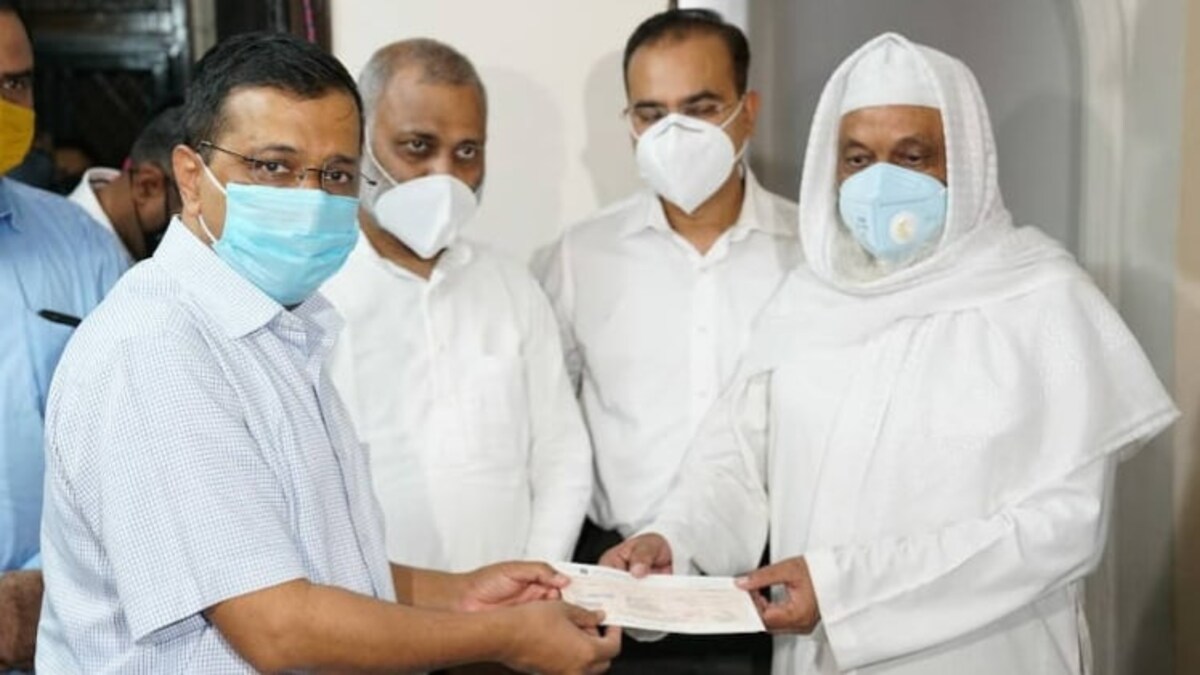 कोरोना से जान गंवाने वाले डॉक्टर के परिवार को केजरीवाल ने दिए 1 करोड़ रुपये - coronavirus pandemic delhi chief minister arvind kejriwal give one crore rupees compensation doctor javed ali ...