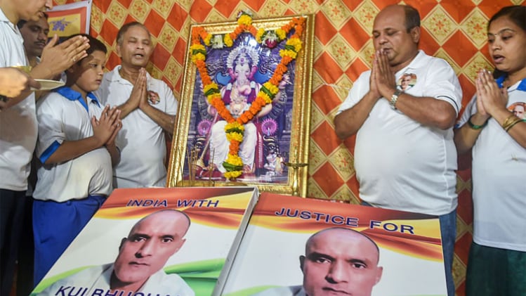 कुलभूषण जाधव को लेकर महाराष्ट्र में प्रार्थना करते लोग (फाइल-पीटीआई)