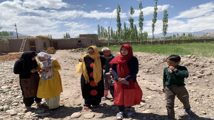 लद्दाख के चुशोत गांव के नागरिक (तस्वीर- अभिषेक भल्ला)